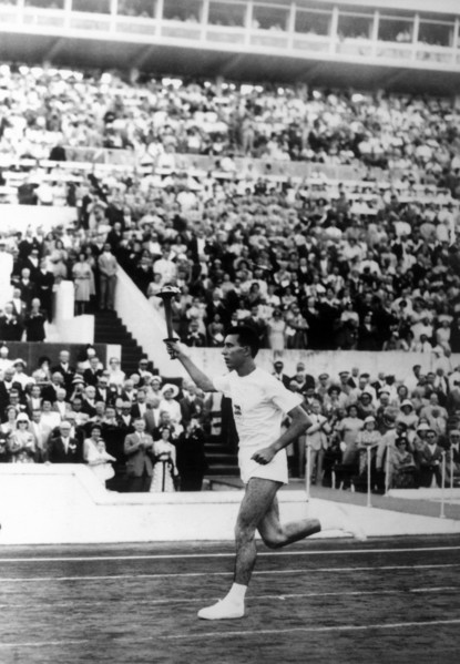 porteur de la tor torche olympique à rome en 1960