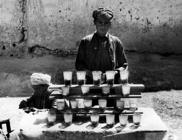 vendeur de rue vendant des sultanines et de l'eau sucrée à kaboul, 1960