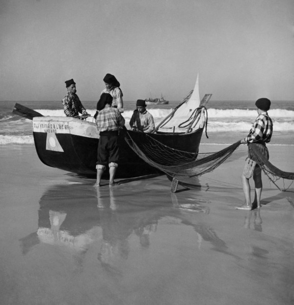 pêcheurs sur la plage de nazarè, portugal, 1947