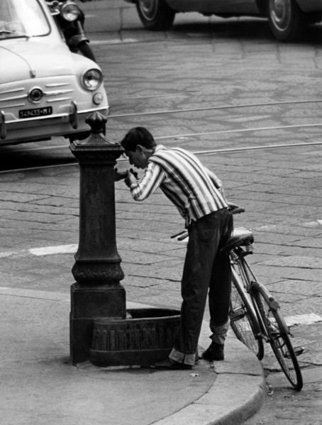 milan, garçon se désaltérant à la fontaine, 1963