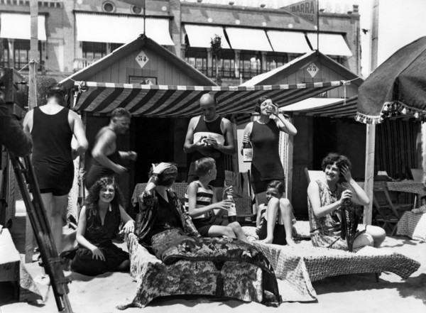 italie, lido de venise, sur la plage de l'hôtel excelsior au lido de venise, 1926