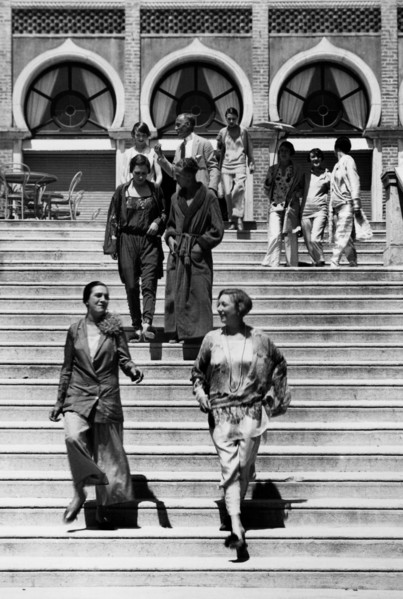 italie, lido de venise, marches de l'hôtel excelsior au lido de venise, 1927