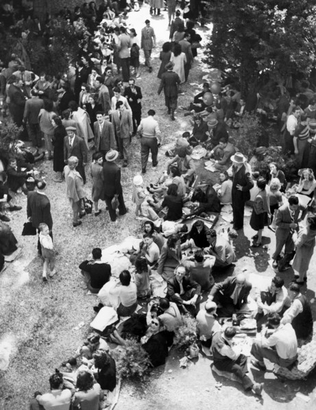 italie, lombardie, milan, collation et sieste des visiteurs de la XXIVème édition de la foire, 1951