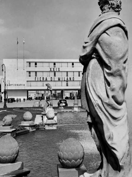 italie, lombardie, milan, entrée principale de la XXIVe édition de la foire, 1951