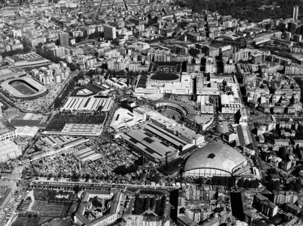 italie, lombardie, milan, vue aérienne de la foire commerciale, 1961