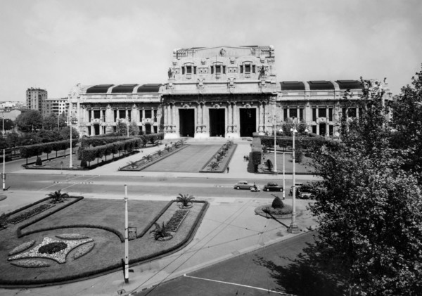italie, lombardie, milan, la façade de la gare centrale, 1955