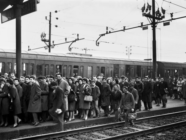 italie, lombardie, milan, travailleurs de banlieue à la gare de lambrate, 1962
