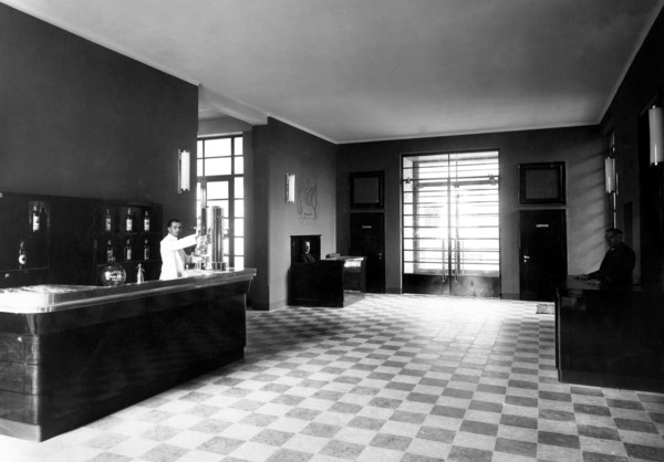 italie, padoue, atrium de la maison des étudiants avec le bar, 1920 1930