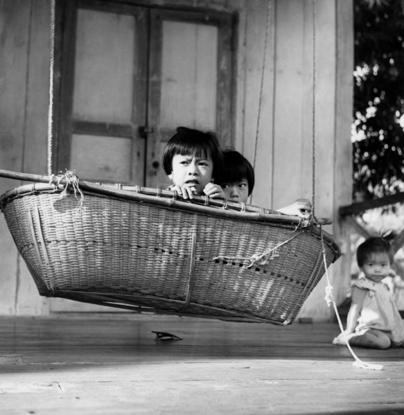 malaisie, singapour, enfants chinois dans le berceau suspendu typique, 1959