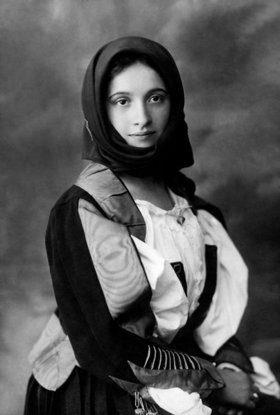 italie, sardaigne, portrait d'une femme, 1920 1930