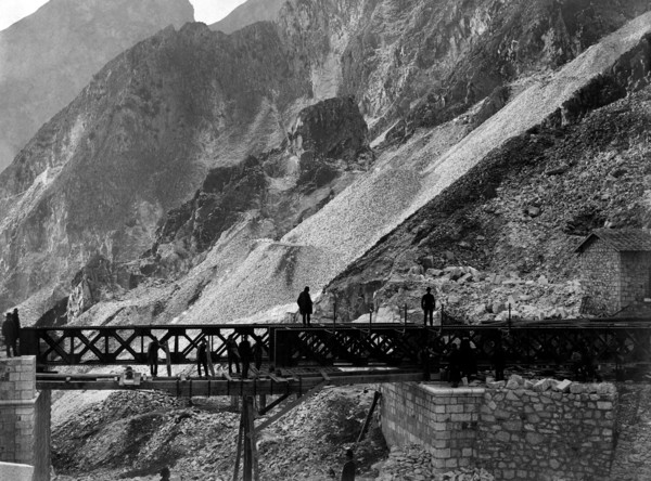 italie, toscane, carrara, construction du chemin de fer du marbre, 1920 1930