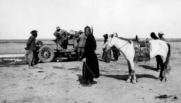 mongolie, raid pekin-paris, l'itala s'arrête à un puits dans le désert de gobi, 1907