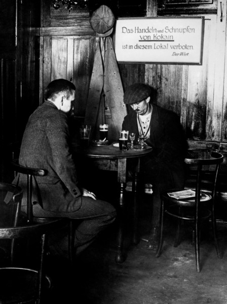 asie, chine, macao, dans un établissement où un panneau destiné aux étrangers indique l'interdiction des drogues, 1920 1930