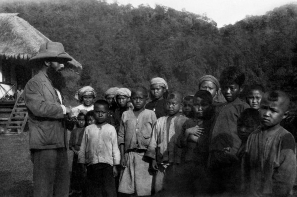 asie, chine, xi'an, missionnaire avec un groupe de garçons, années 1920