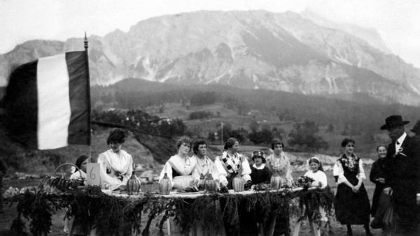 italie, veneto, cortina d'ampezzo, groupe de randonneurs, 1920 1930
