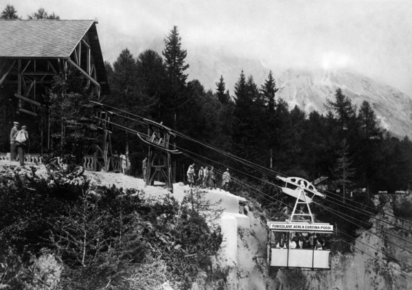 italie, veneto, le téléphérique de cortina d'ampezzo, années 1920