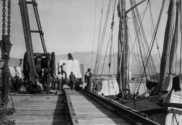 toscane, marina di carrara, ouvriers au travail sur le pont chargeur, 1920 1930