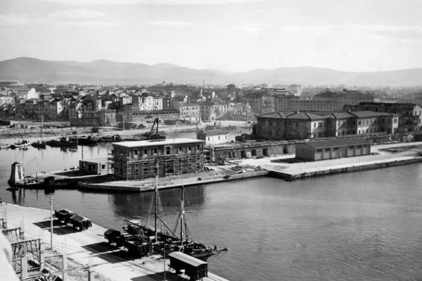 eurpoa, italie, toscane, livourne, vue du port avec l'andaineur et la jetée du capitaine de port, 1920 1930