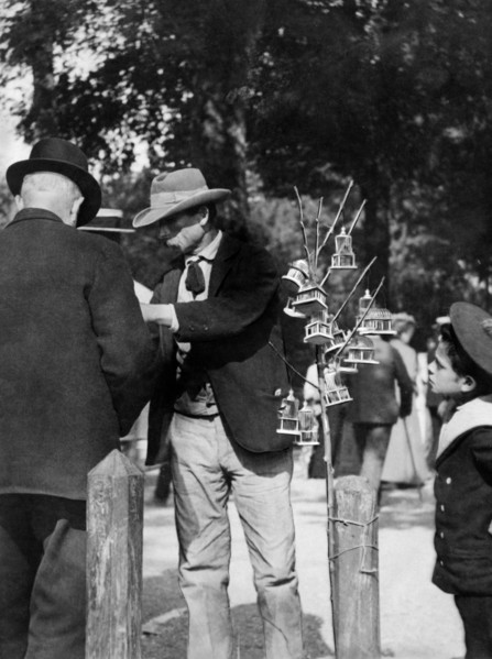 europe, italie, toscane, florence, festival de cricket dans le parco delle cascine, un vendeur de cricket, 1920 1930