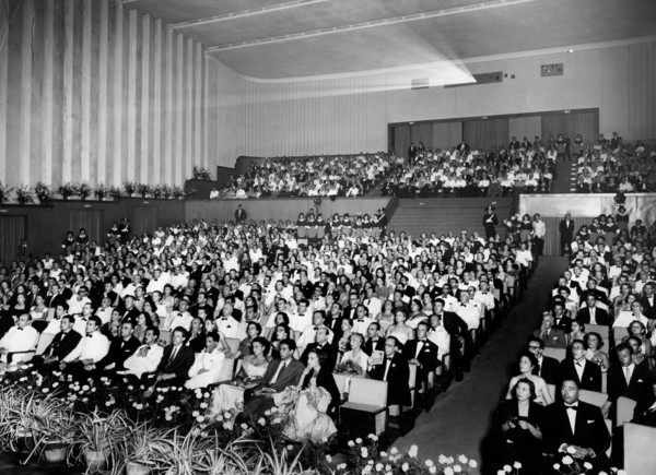 italie, lido de venise, salle de projection à l'intérieur du palais du cinéma, années 1950
