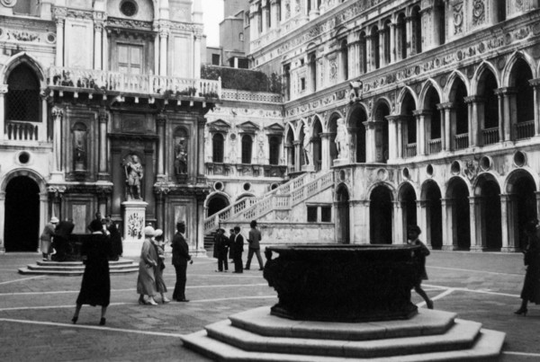 italie, venise, cour du palais ducal, 1930
