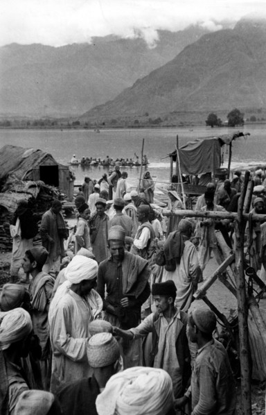 inde, jour de marché sur les rives du lac dhal au kashmir, 1952