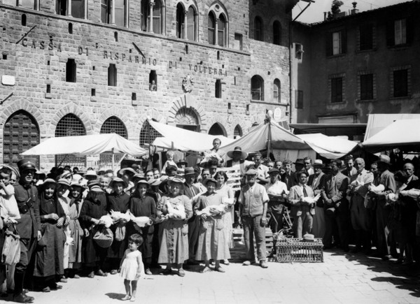 italie, toscane, pise, personnes sur la place pour le marché, 1920 1930