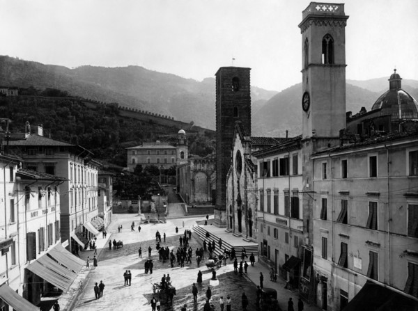 italie, toscane, pietrasanta, piazza umberto primo vue de la rocchetta, 1920 1930