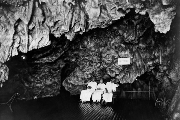 italie, toscane, monsummano terme, hommes à l'intérieur de la grotta giusti, 1900 1910
