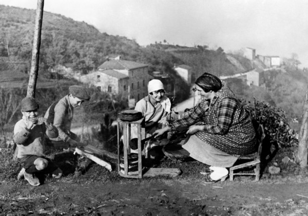 europe, italie, toscane, pistoia, une femme à la préparation de necci dans les montagnes de pistoia, 1920 1930