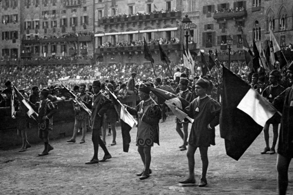 europe, italie, toscane, sienne, exposition des porte-drapeaux de la contrade à l'occasion du palio, 1900 1910
