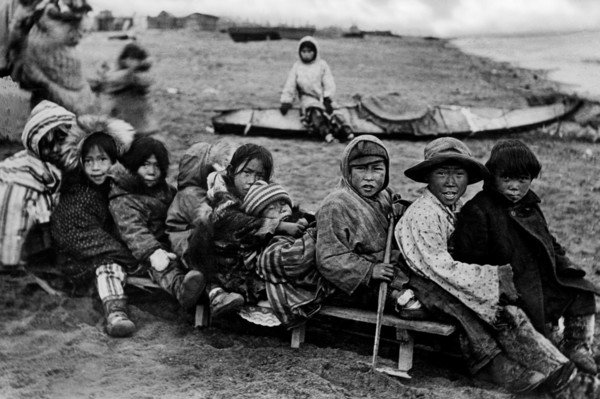 amérique, alaska, enfants eskimo jouant avec un traîneau sur le sable, 1910 1920