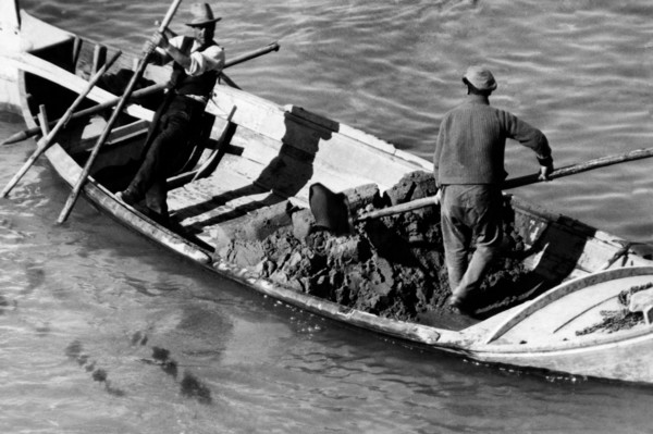 italie, toscane, florence, renaioli dans un bateau, 1920 1930