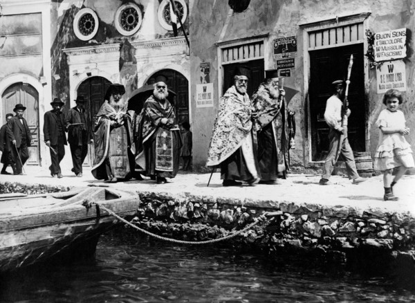 europe, grèce, castelrosso, procession funéraire, 1920 1930