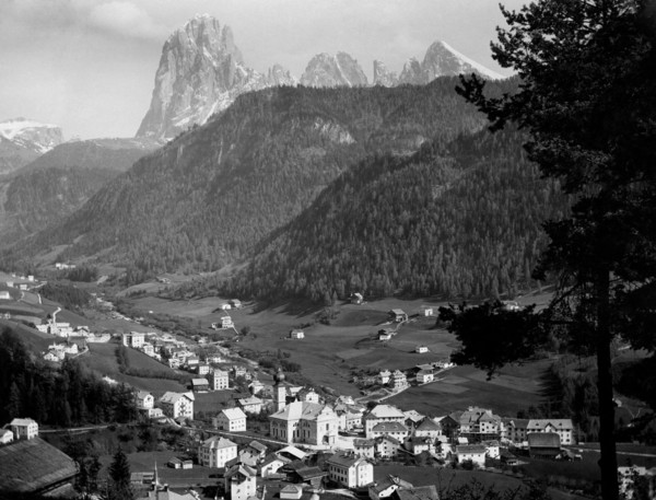 italie, trentino alto adige, ortisei, panorama avec le sassolungo et le groupe sella, 1920 1930