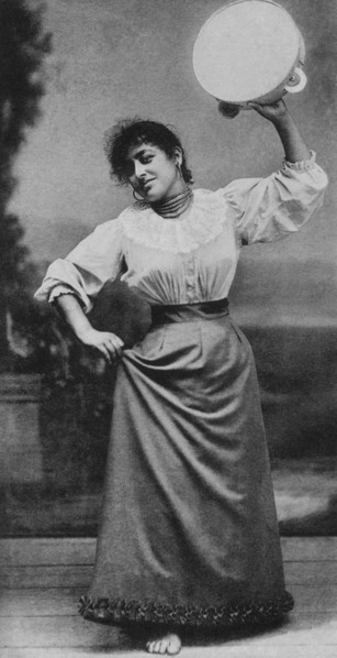 italie, campanie, île de capri, danseuse de tarentelle avec costume typique, 1920 1930