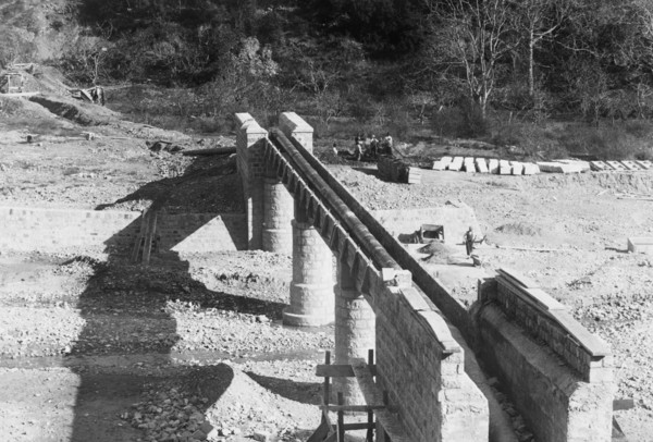 italie, basilicate, armento, passerelle de l'aqueduc pugliese sur le torrent fiumara, 1920 1930
