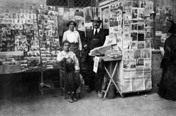 italie, campanie, naples, kiosque à journaux avec caroline illustrée, années 1900