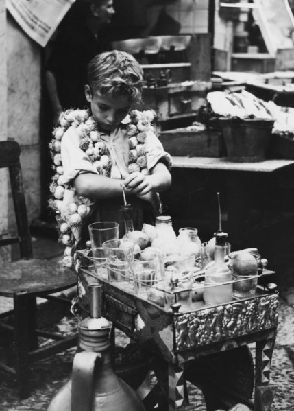 italie, sicile, palerme, jeune vendeur de boissons gazeuses, 1959