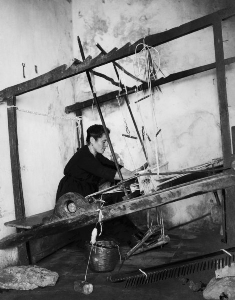 italie, sicile, contessa entellina, tissage sur métier à tisser, 1940