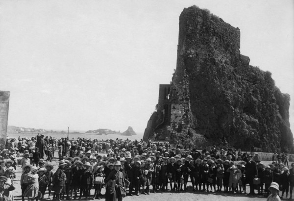 europe, italie, sicile, aci castello, écoliers en visite, 1922