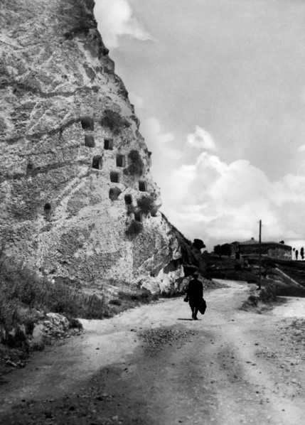 europe, italie, sicile, caltabellotta, vue des grottes sarrasines, 1920 1930