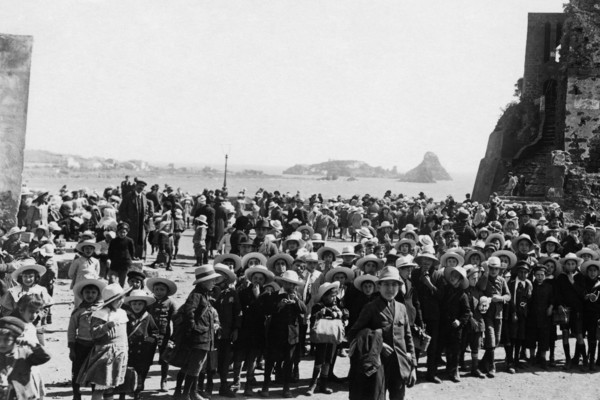europe, italie, sicile, aci castello, écoliers en visite, 1922