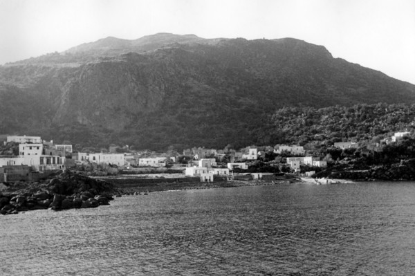 europe, italie, sicile, île de panarea, vue de la côte depuis la mer, 1940 1950
