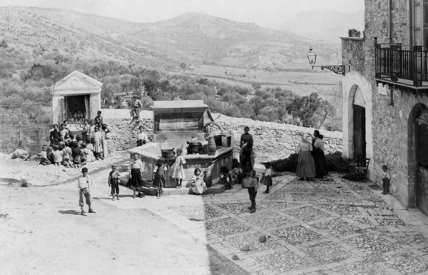 europe, italie, sicile, palerme, piana dei greci, enfants sur la place, 1900 1910