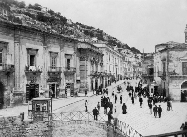europe, italie, sicile, modica, vue du corso umberto I, 1890 1900