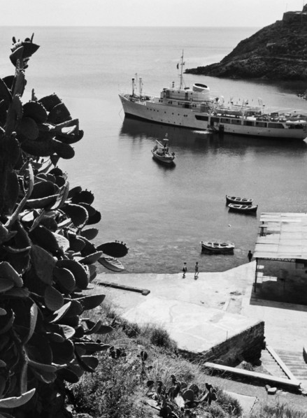 italie, sicile, île d'ustica, vue partielle du port, 1950 1960