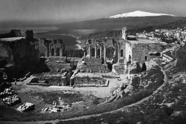 italie, sicile, taormine, théâtre grec romain, jardins et etna, 1940