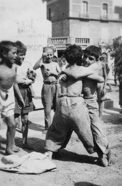 italie, basilicate, lavello, jeux de lutte entre enfants dans la rue, 1930