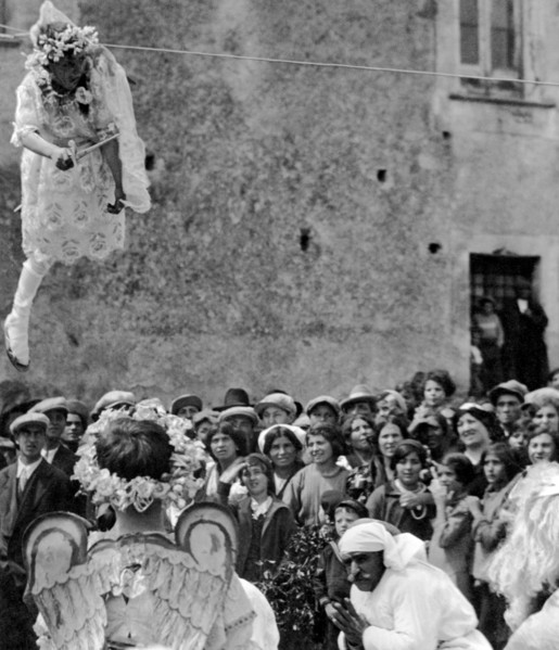 europe, italie, calabre, tiriolo, représentation religieuse sur la piazza, 1920 1930